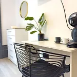 3 Min From Station, Studio Flat London