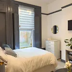 3 Min From Station, Studio Flat London