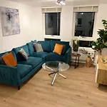 Apartment Facing Covent Garden Station