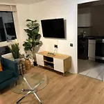 Apartment Facing Covent Garden Station