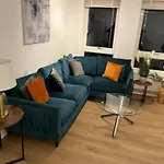 Apartment Facing Covent Garden Station