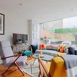 Period-Chic 2Bd Flat With Private Patio