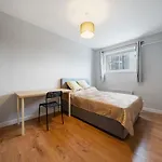 4 Bedroom Flat In Kensington