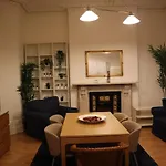 Stylish One Bed Flat In Brook Green