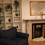 Stylish One Bed Flat In Brook Green