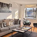 Hyde Park,3 Min Walk,Family Home! 2 Bedrooms & 2 Bathrooms Apartment! Fantastic Location