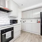 Chic Urban Apartment Perfect For Groups Of Six!