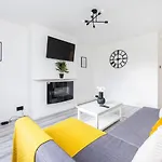 Chic Urban Apartment Perfect For Groups Of Six!