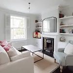 Newly Refurbished House Sleeps 5
