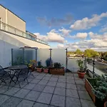 1 Bed Flat At Forest Hill Station