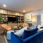 Veeve - The Battersea Skyview Apartment
