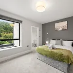 4 Bed House Near Gatwick Airport