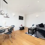 Family Friendly 2 Bed Apartment In Heart Of Stockwell, Free Wifi 12 Mins To Buckingham Palace & Kings Cross