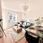 Central City 3 Minutes To Tower Of London Trendy Shoreditch Recently Refurbished 3 Bedrooms Sleeps 8