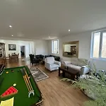 North London A Spacious 7 Bedroom House Accommodating Up To 18 People Complete With Own Gym And Table Tennis
