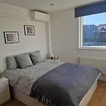 1 Bed Flat At Forest Hill Station