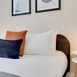 13 Borough Apartments - Contemporary 1-Bed, 1-Bath In Borough