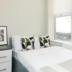 Deluxe Room 6 Louise House Summer Youth Accommodation