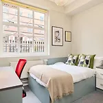 Deluxe Room 6 Louise House Summer Youth Accommodation