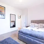 Luxury 2 Bedroom Flat In Royal Crescent