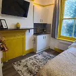 2 Guests Studio - 20 Minutes To Central London