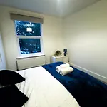 Spacious 3 Bed Apartment, 10 Mins From Wembley Stadium With Private Garden