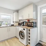 Spacious House In North London, Very Close To Train Station And Bus Stops, Near Tottenham Stadium & Lots Of Parking