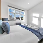 Modern 1 Bed Flat - Near Station - Central London