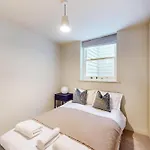 Chic & Elegant 4Bed Apt-10Min Walk To River Thames