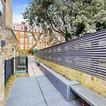Chic & Elegant 4Bed Apt-10Min Walk To River Thames