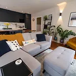 Cosy 2-Bedroom 2 Bathroom Flat With Free Parking