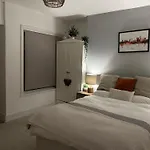 London Zone 2, Private, Cosy Accommodation Near Canary Wharf