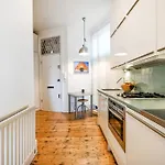Stylish 2 Bedroom Apartment In The Heart Of Soho Walk To Cafes & Attractions!