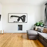 Stylish 2 Bedroom Apartment In The Heart Of Soho Walk To Cafes & Attractions!