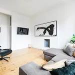 Stylish 2 Bedroom Apartment In The Heart Of Soho Walk To Cafes & Attractions!