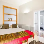Stylish 2 Bedroom Apartment In The Heart Of Soho Walk To Cafes & Attractions!