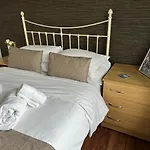 Cosy 2-Bed Retreat In Hampstead