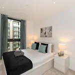 Premium 2-Bedroom Flat With Lift & Private Balcony In Farringdon, London