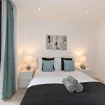 Premium 2-Bedroom Flat With Lift & Private Balcony In Farringdon, London