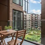 Premium 2-Bedroom Flat With Lift & Private Balcony In Farringdon, London