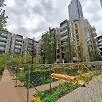 Premium 2-Bedroom Flat With Lift & Private Balcony In Farringdon, London