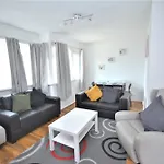 Lovely 2 Bedroom Condo In Greater London