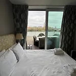 Chelsea Bridge Apartment