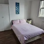 Stylish 2-Bedroom Flat - Central Links