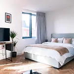Cozy Apt Near Canary Wharf