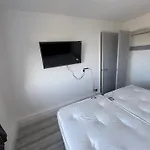 Stylish 2Br, Fast Wifi With Balcony