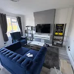 Stylish 2Br, Fast Wifi With Balcony