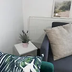 Entire Spacious Apartment - Close To Central London