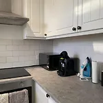 Entire Spacious Apartment - Close To Central London