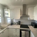 Entire Spacious Apartment - Close To Central London
